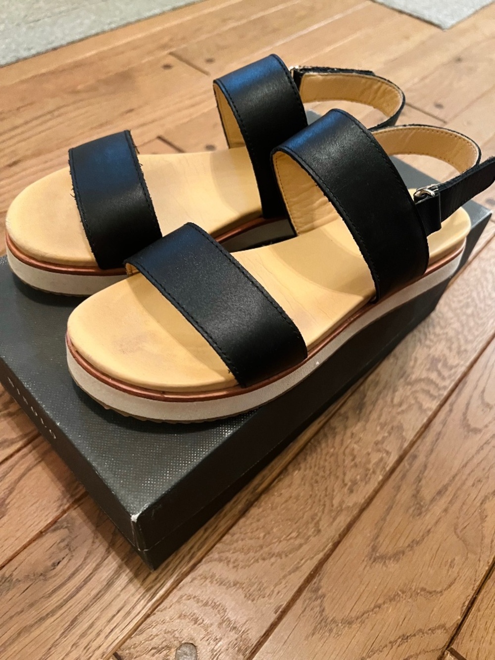 Nisolo Go-To Flatform Sandal (Black Strappy Leather Sandals)